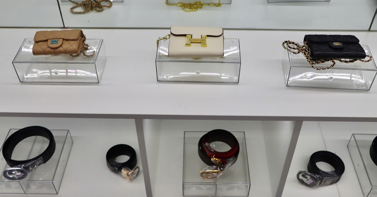 Trưng bày hàng giả túi xách Hermes, đồng hồ Rolex, kính mắt Chanel ở Tràng Tiền