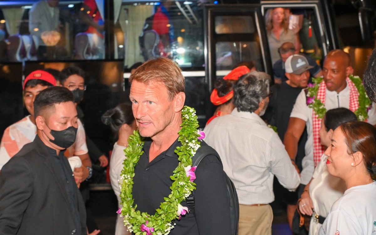 Cựu thành viên Manchester United đã đáp sân bay Đà Nẵng, về resort 5 sao