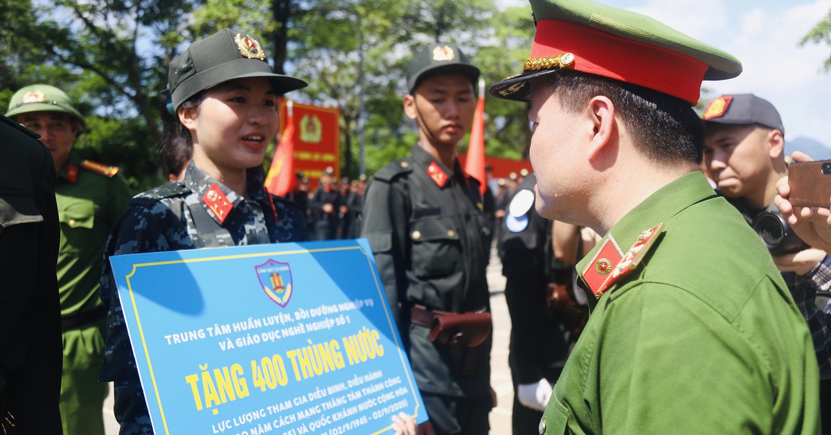 Tư lệnh Cảnh sát cơ động thăm, tặng quà động viên cán bộ chiến sĩ tập luyện diễu binh