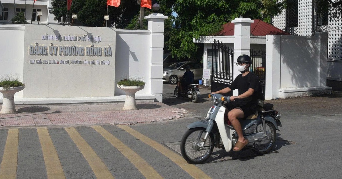 Các phường ở Hà Nội gắn biển tên, tân trang trụ sở để chuẩn bị về 'nhà' mới