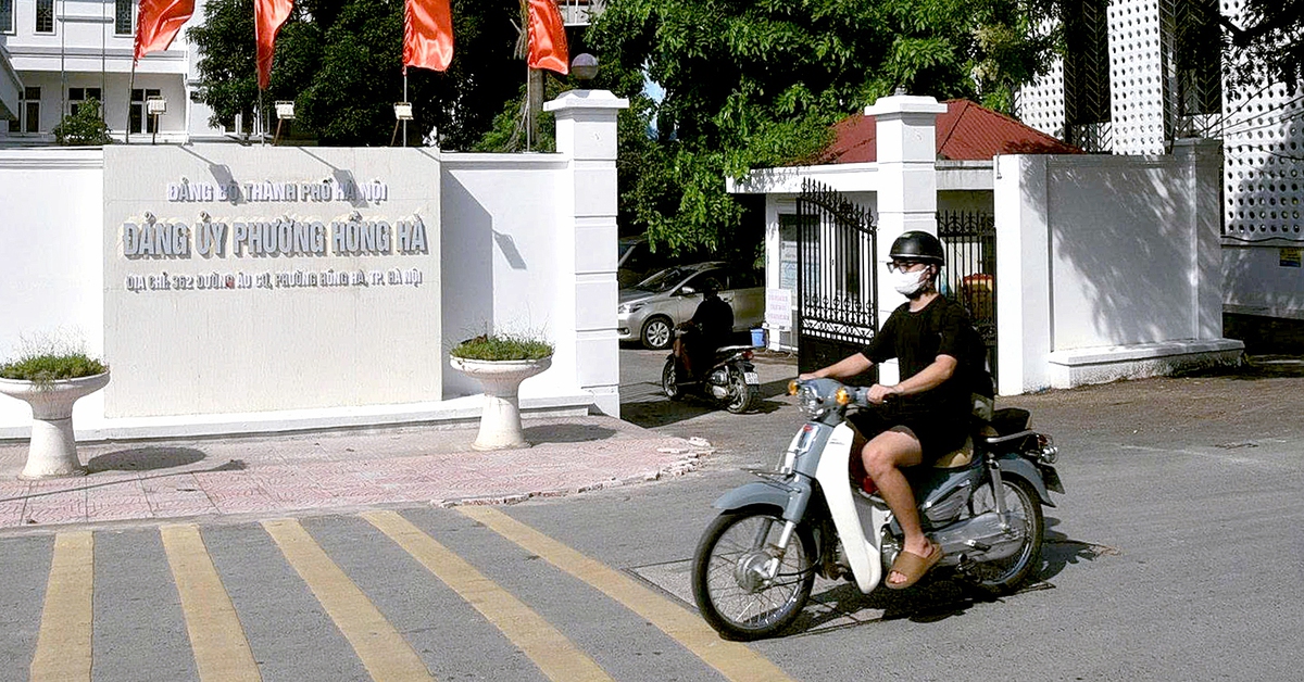 Các phường ở Hà Nội gắn biển tên, tân trang trụ sở để chuẩn bị về 'nhà' mới