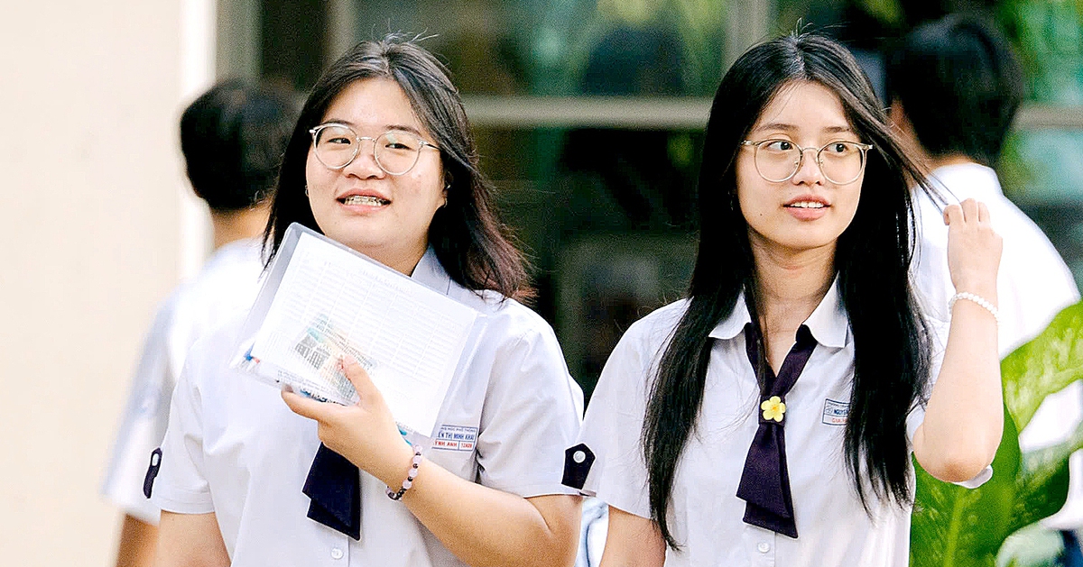 Thí sinh vui vẻ vì đề thi văn tốt nghiệp THPT 2025 nhẹ nhàng