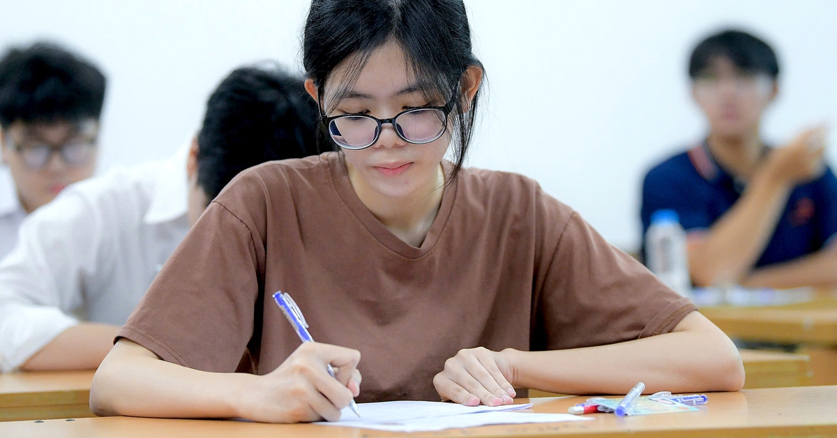 Gợi ý bài giải môn văn thi tốt nghiệp THPT 2025