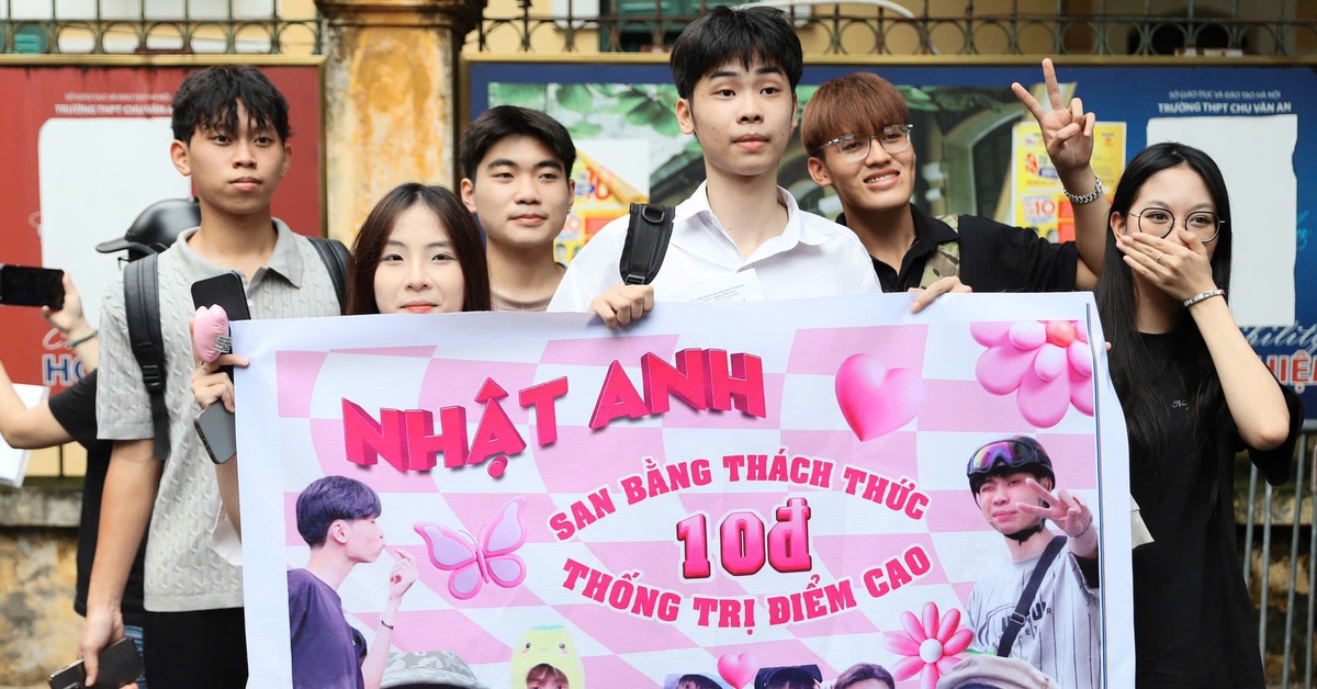 Kết thúc buổi thi cuối cùng, thí sinh tạm biệt mùa thi đầy cảm xúc