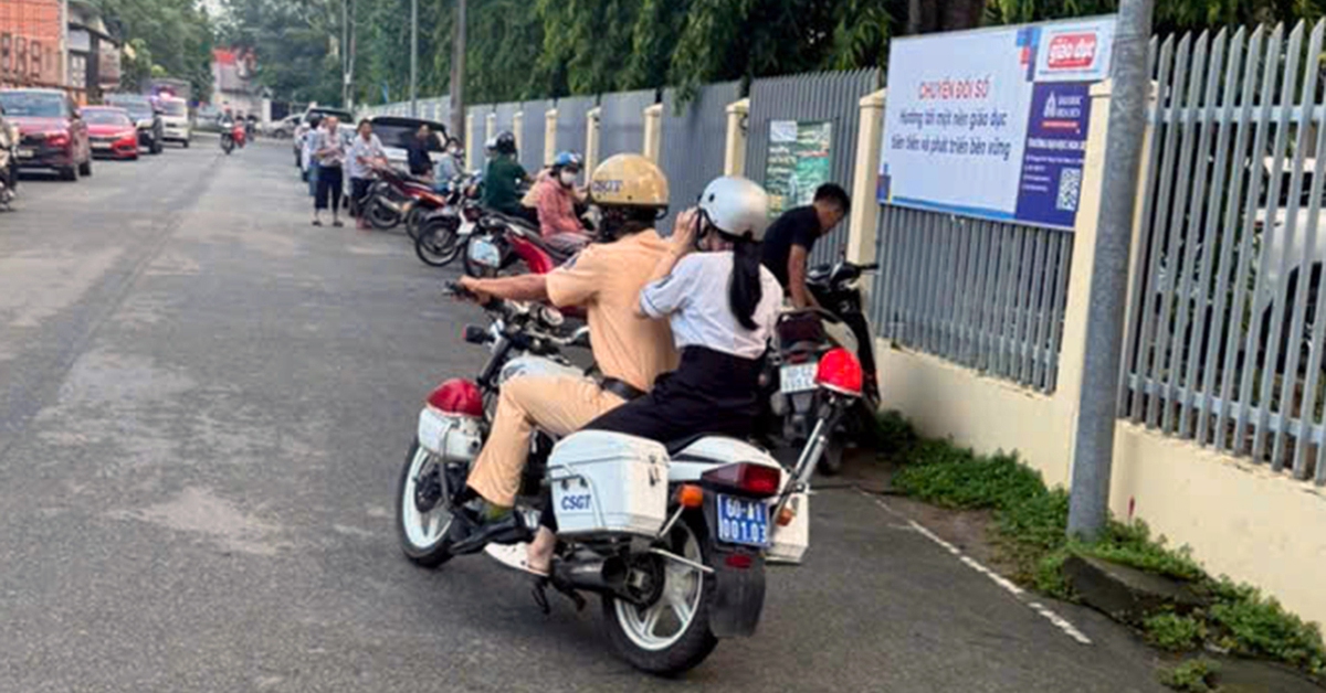 Cảnh sát giao thông chở thí sinh mang trả thẻ dự thi cầm nhầm của bạn