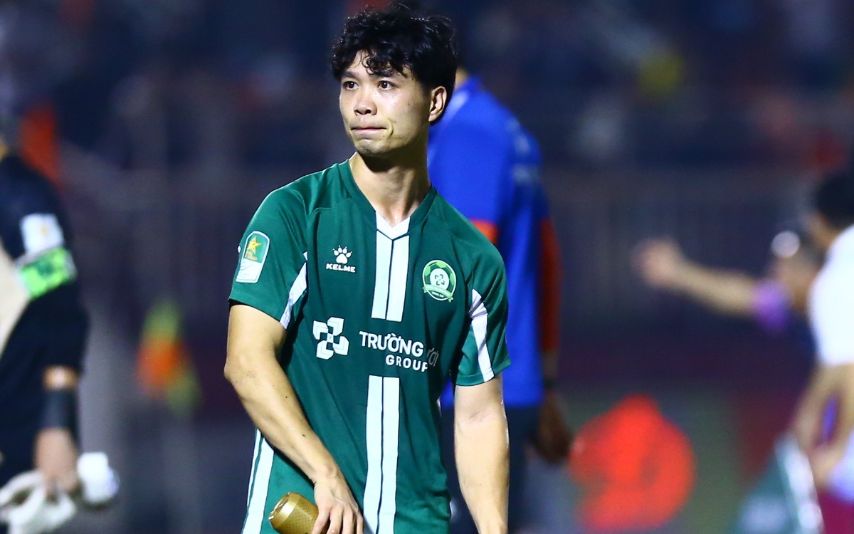Công Phượng thất thần khi đá bay suất lên hạng V-League