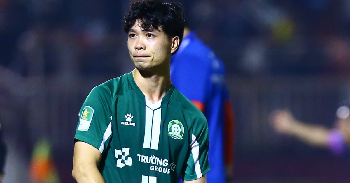 Công Phượng thất thần khi đá bay suất lên hạng V-League