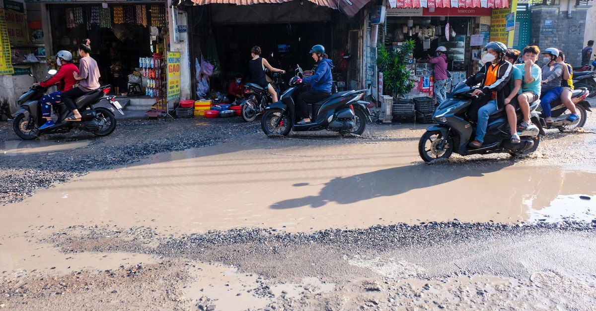 Hơn 1.300 tỉ đồng nâng cấp con đường đầy ổ gà, mưa là ngập ở quận 12