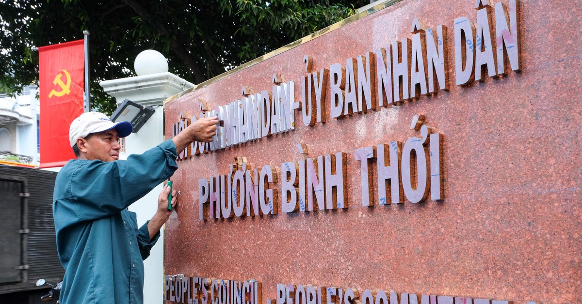 Quận 11 bắt đầu gắn bảng tên cho trụ sở phường mới
