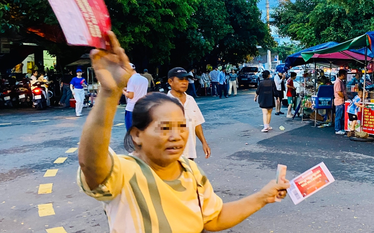 'Phe vé' trở tay không kịp vì 'phút 90' trận cầu với siêu sao MU vé phát... miễn phí