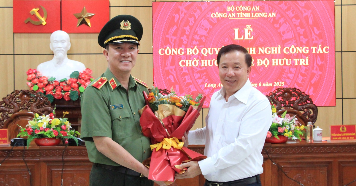 Thiếu tướng Lâm Minh Hồng - giám đốc Công an tỉnh Long An nhận quyết định chờ hưu