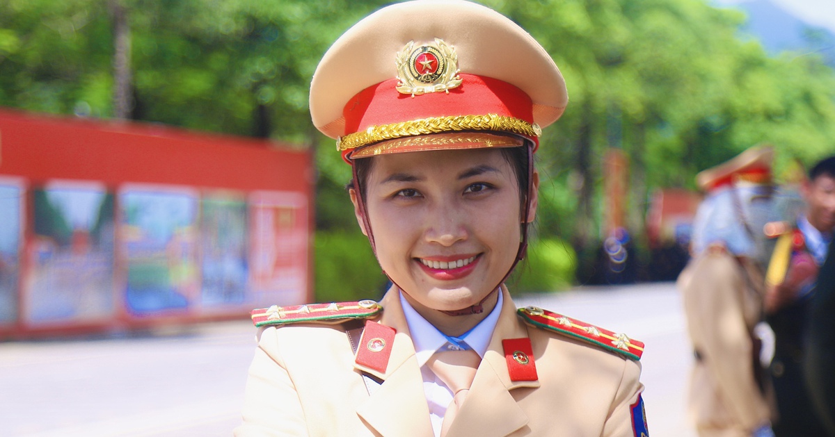 Nữ cảnh sát xa 2 con nhỏ, đến thao trường luyện diễu binh 2-9
