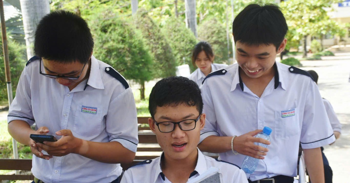 Đề môn vật lý thi tốt nghiệp THPT 2025