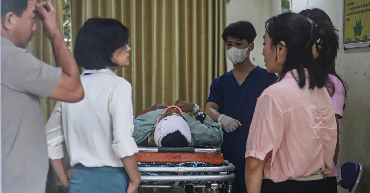 Nam sinh bị tai nạn sau môn thi toán, sáng nay vẫn đi thi bằng cáng
