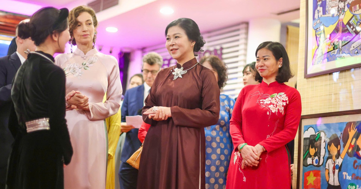 Phu nhân Ngô Phương Ly và Tổng giám đốc UNESCO đến triển lãm tranh của trẻ em gái dân tộc thiểu số