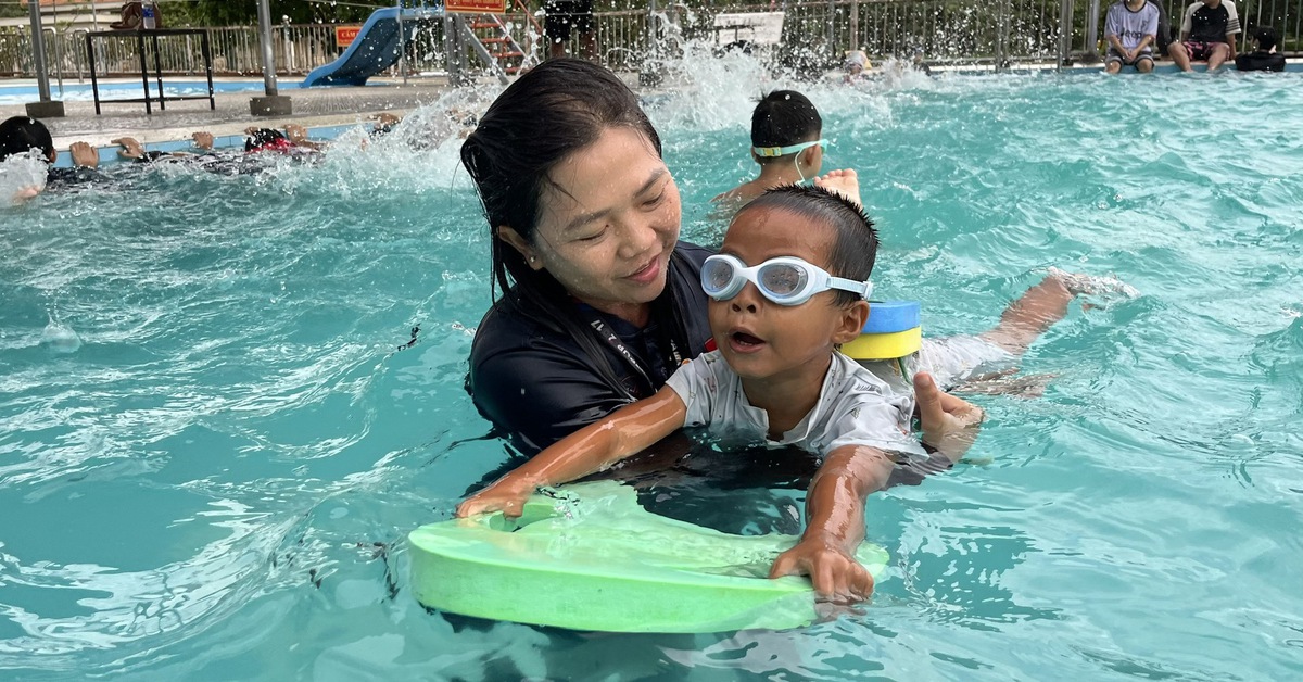 Lớp học bơi 0 đồng cho học sinh Cần Thơ suốt gần 10 năm