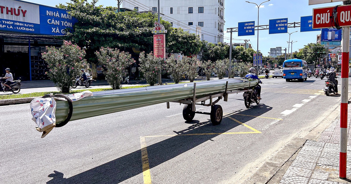 Xe ba gác kéo gần chục mét tôn vẫn tung hoành giữa đường phố Đà Nẵng