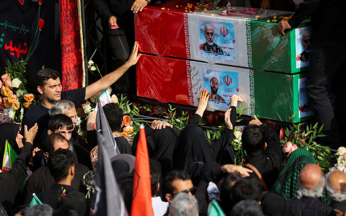 Biển người tại tang lễ các chỉ huy cấp cao Iran thiệt mạng trong xung đột với Israel