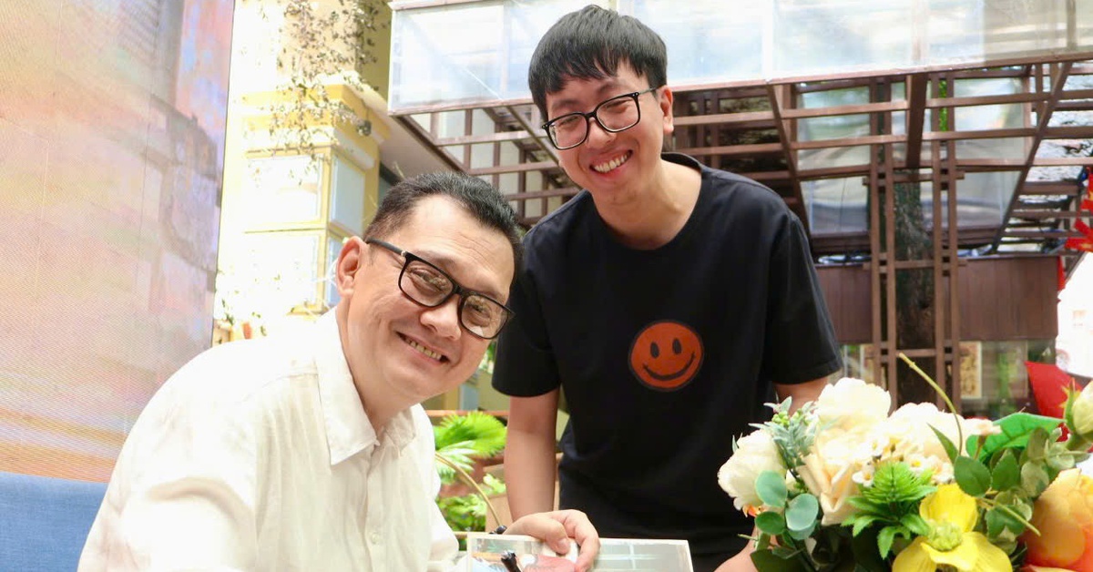 Nghệ sĩ Hữu Châu và cuốn sách dâng lên má Ba Thanh Nga