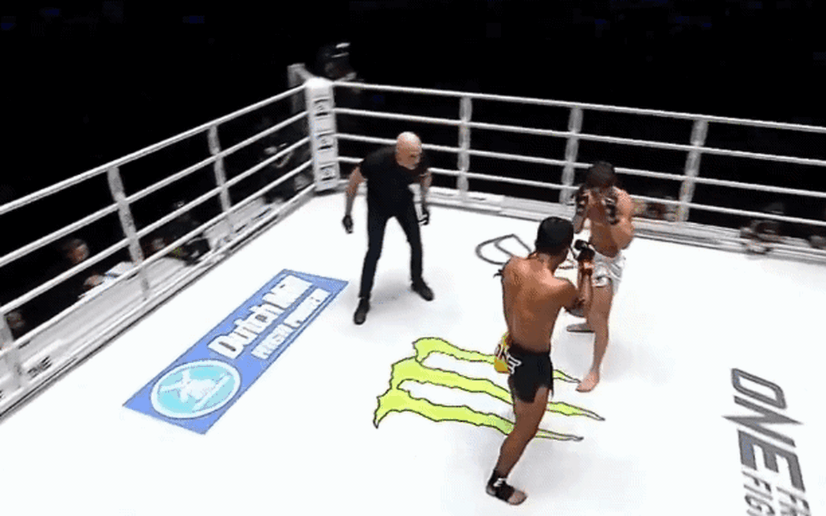 2 võ sĩ cùng ngã xuống sau đòn 'lưỡng bại câu thương' trong trận đấu điên rồ