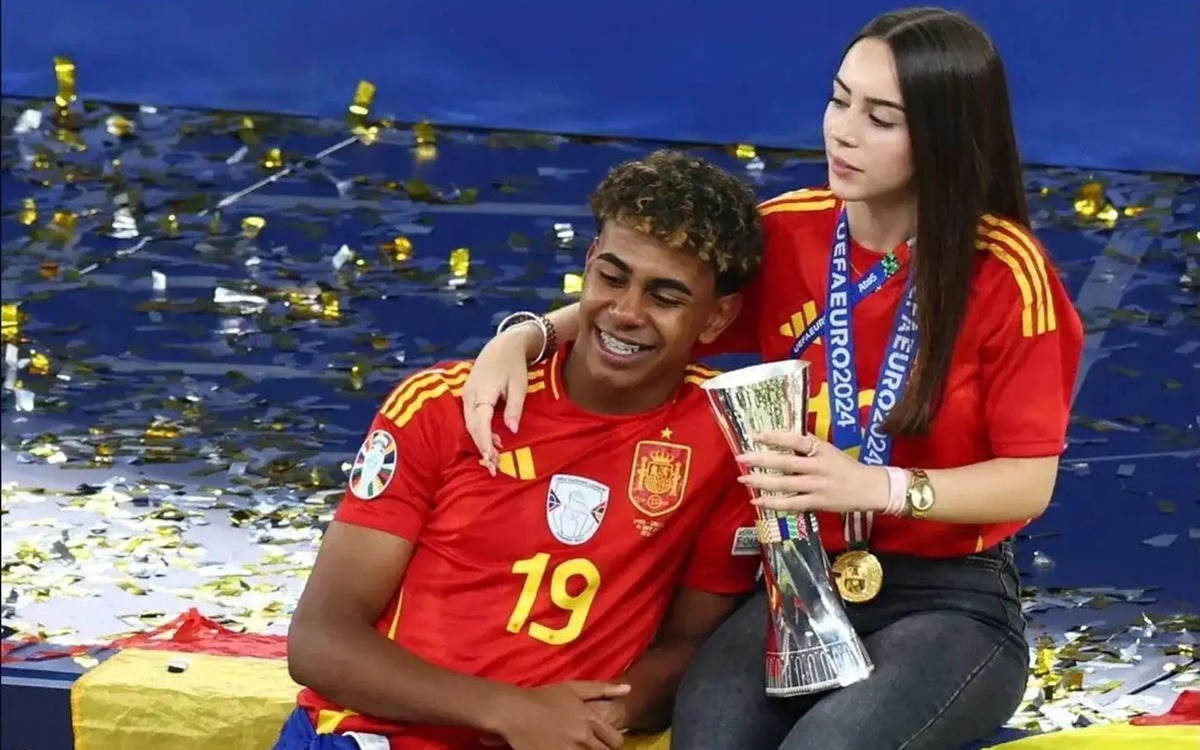 Yamal thay bạn gái 5 lần chỉ trong 1 năm