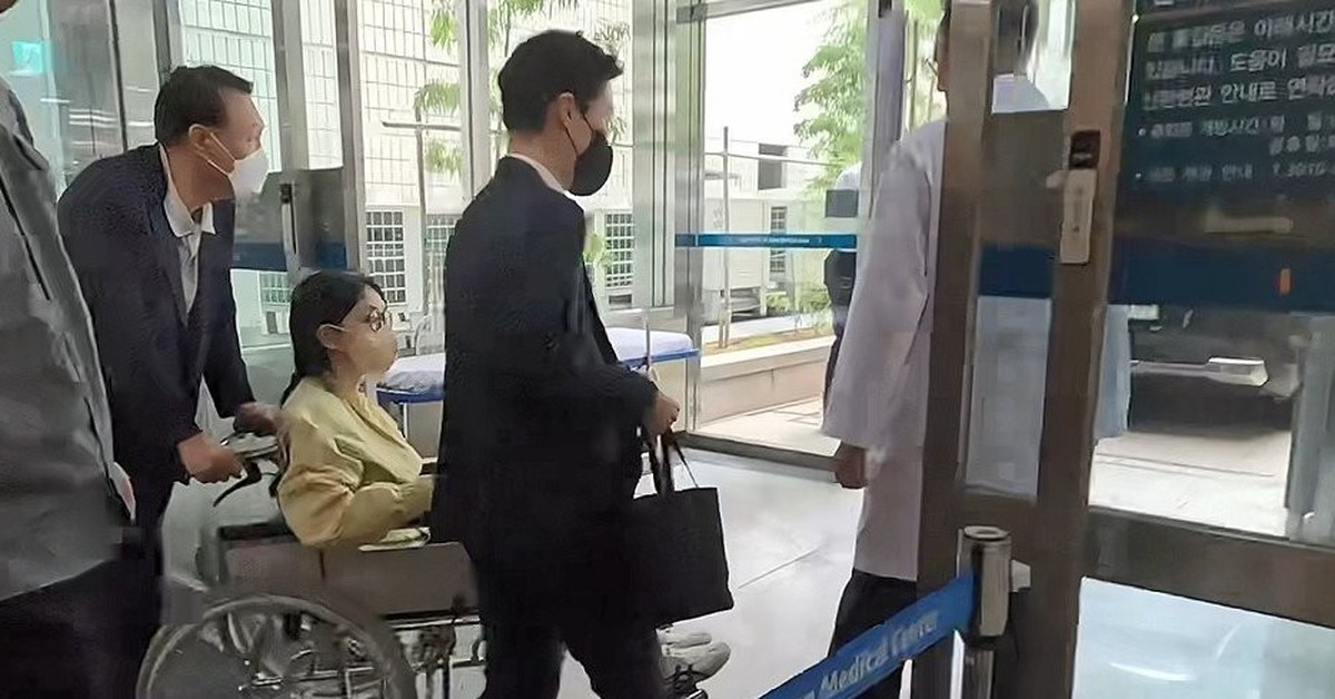 Cựu đệ nhất Hàn Quốc Kim Keon Hee rời viện trên xe lăn