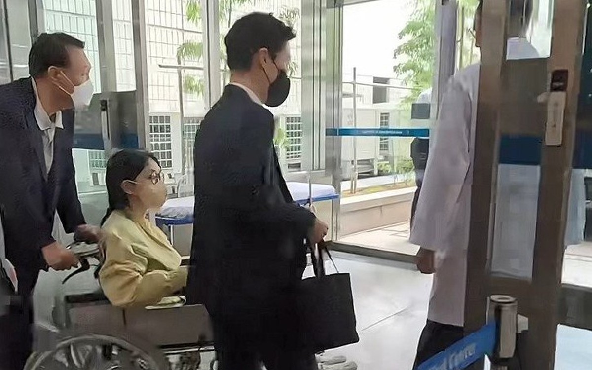 Cựu đệ nhất phu nhân Hàn Quốc Kim Keon Hee rời viện trên xe lăn