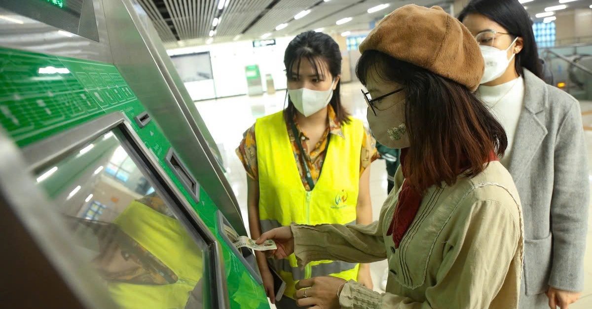 Hà Nội triển khai loại vé đi được cả xe buýt và metro, bán giá gần 6 triệu đồng/năm
