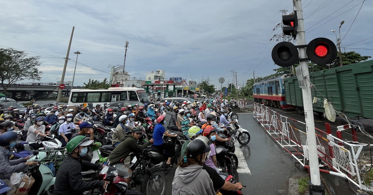 Đường sắt giao cắt đường Hoàng Văn Thụ, Nguyễn Kiệm, QL13 gây kẹt triền miên, cần giải pháp gì?