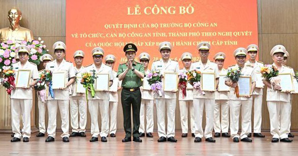 Đại tướng Lương Tam Quang trao quyết định cho 34 giám đốc công an tỉnh, thành phố