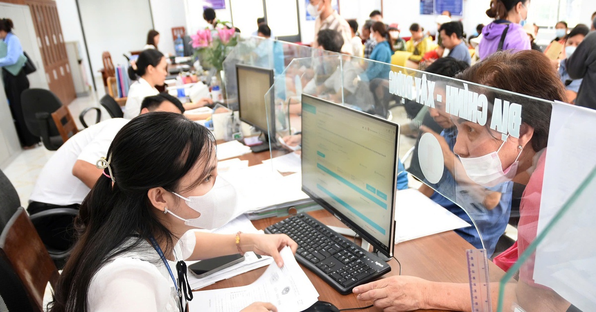 Chi tiền thuê 32 xe đưa đón cán bộ, công chức Bình Phước qua Đồng Nai làm việc