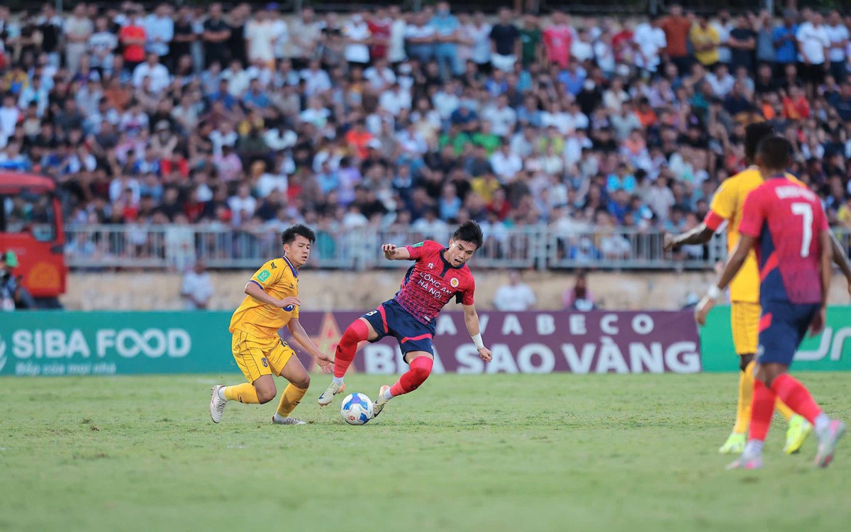Sông Lam Nghệ An - Công An Hà Nội (hiệp 1) 0-1: Quang Hải mở tỉ số