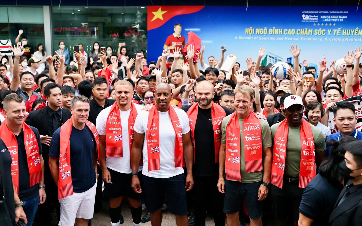 Nhờ con gái mới sinh, ông bố fan Man Đỏ 20 năm bất ngờ được gặp thần tượng