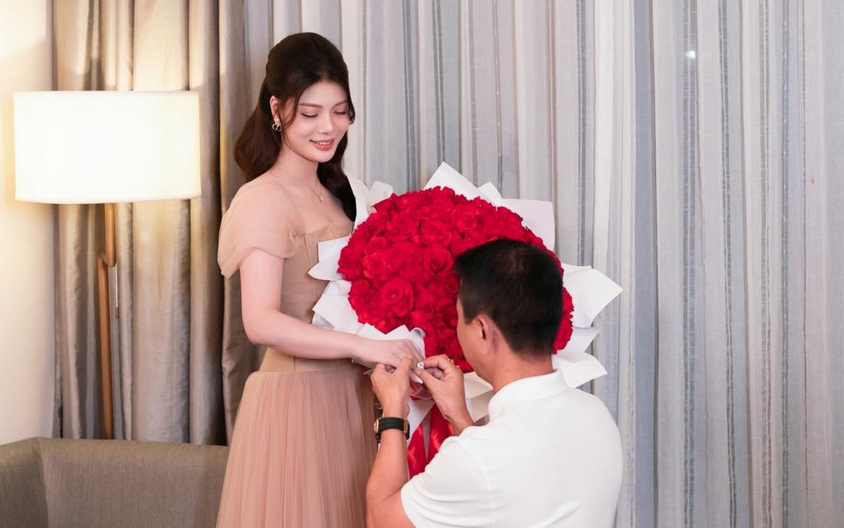 HLV Văn Sỹ Sơn quỳ gối cầu hôn bạn gái