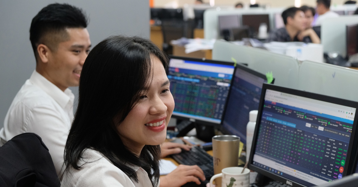 Ồ ạt lao vào mua cổ phiếu, cửa lời đang mở to hay rủi ro rình rập?