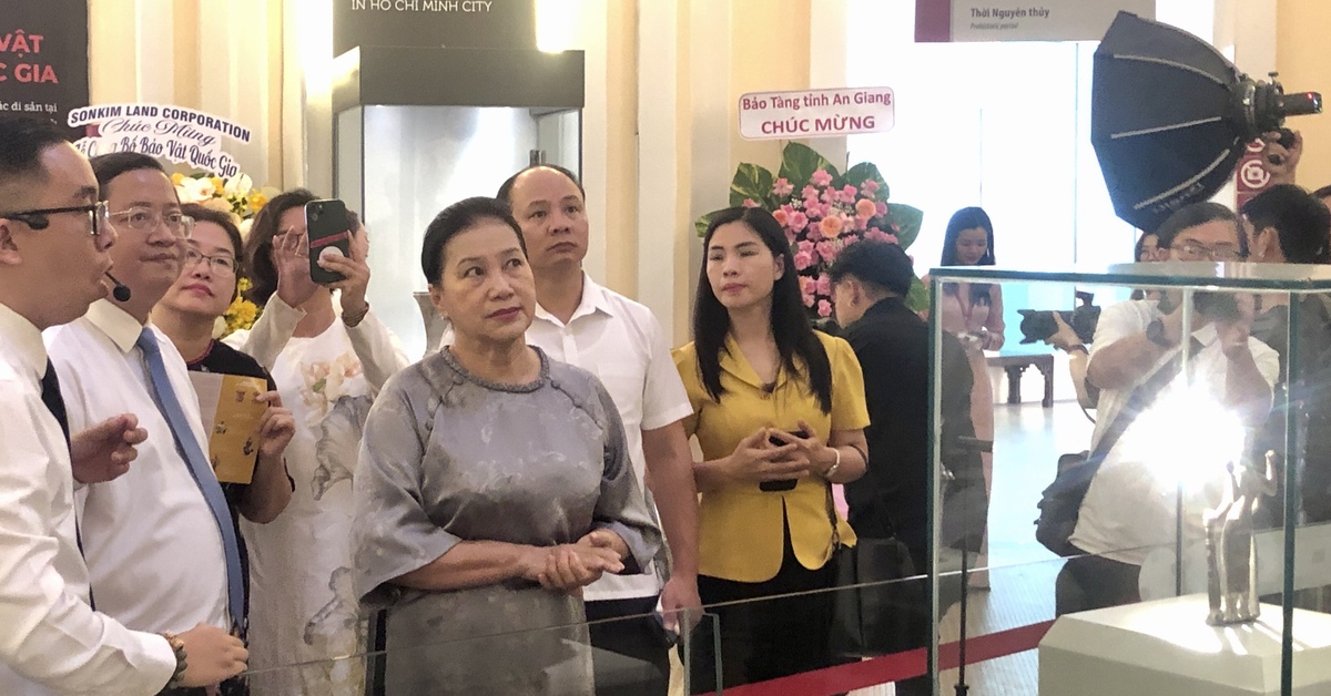 Trưng bày 17 bảo vật quốc gia