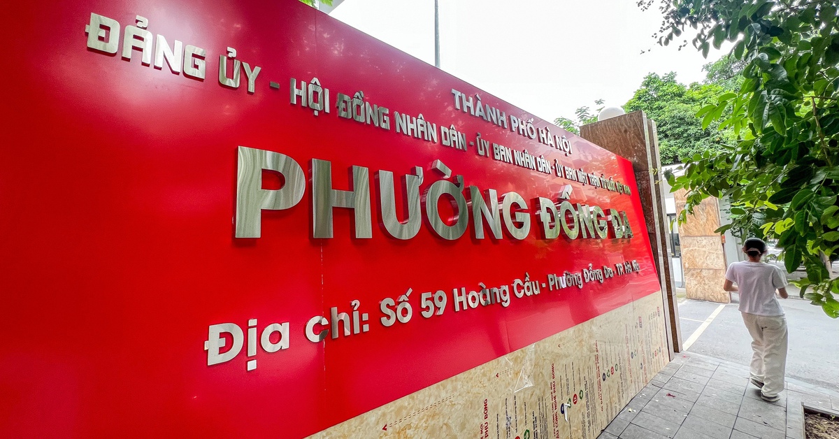 Các phường mới ở Hà Nội dọn dẹp, lắp biển để đón thời khắc lịch sử