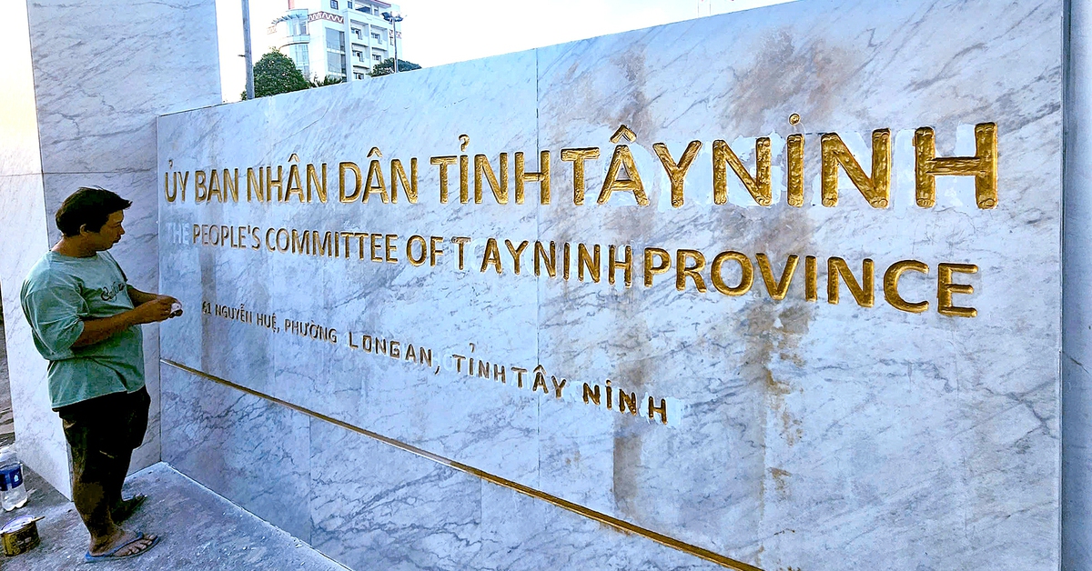 Bảng tên trụ sở UBND tỉnh Long An đổi thành Tây Ninh, chuẩn bị cho lễ công bố nhập tỉnh