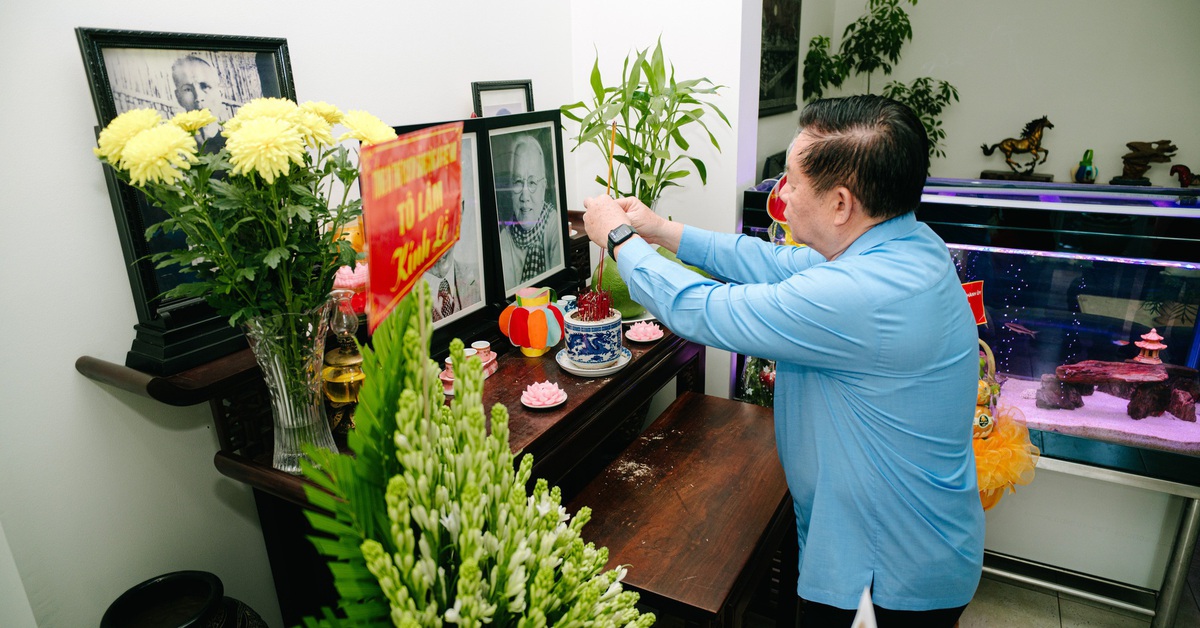 Trưởng Ban Tuyên giáo và Dân vận Trung ương thắp hương tưởng nhớ cố Tổng Bí thư Nguyễn Văn Linh