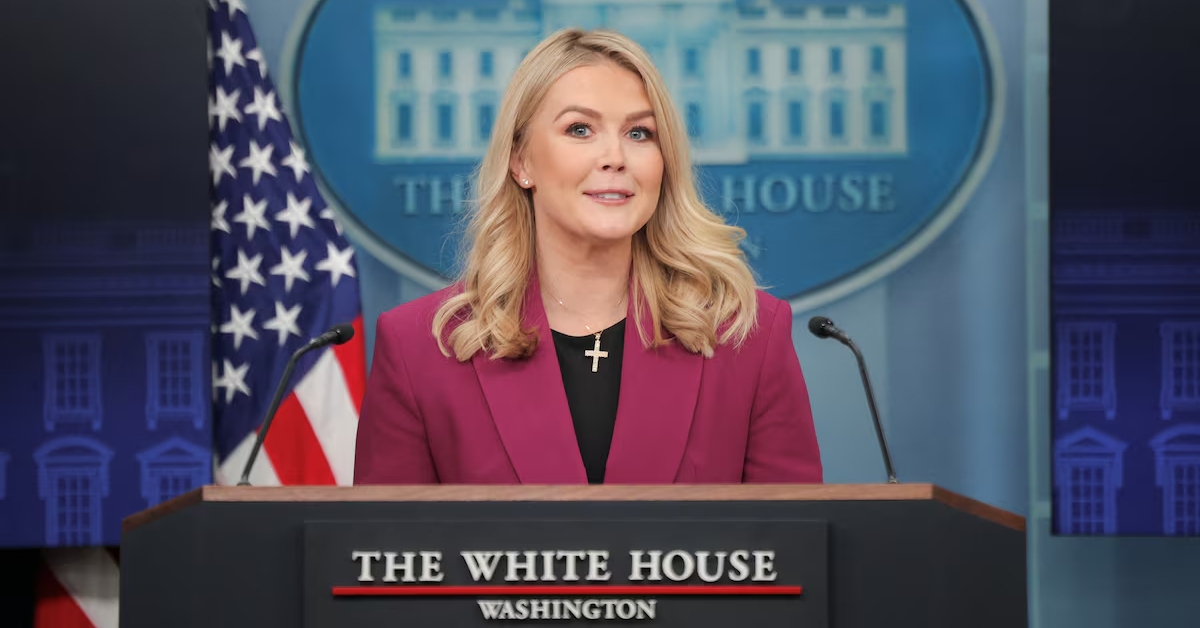 Thư ký báo chí Nhà Trắng bị chỉ trích vì ca ngợi ông Trump quá đà
