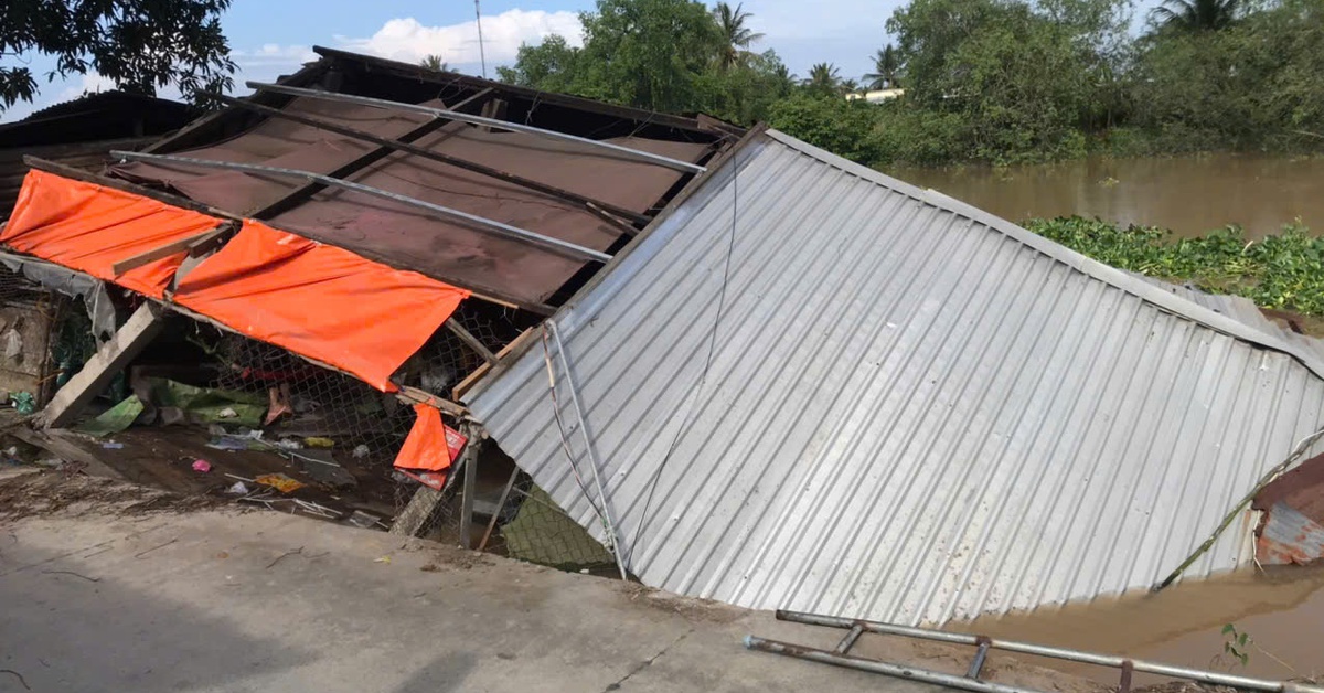 Sạt lở làm 2 căn nhà đổ sụp xuống sông giữa đêm, 3 người thoát chết