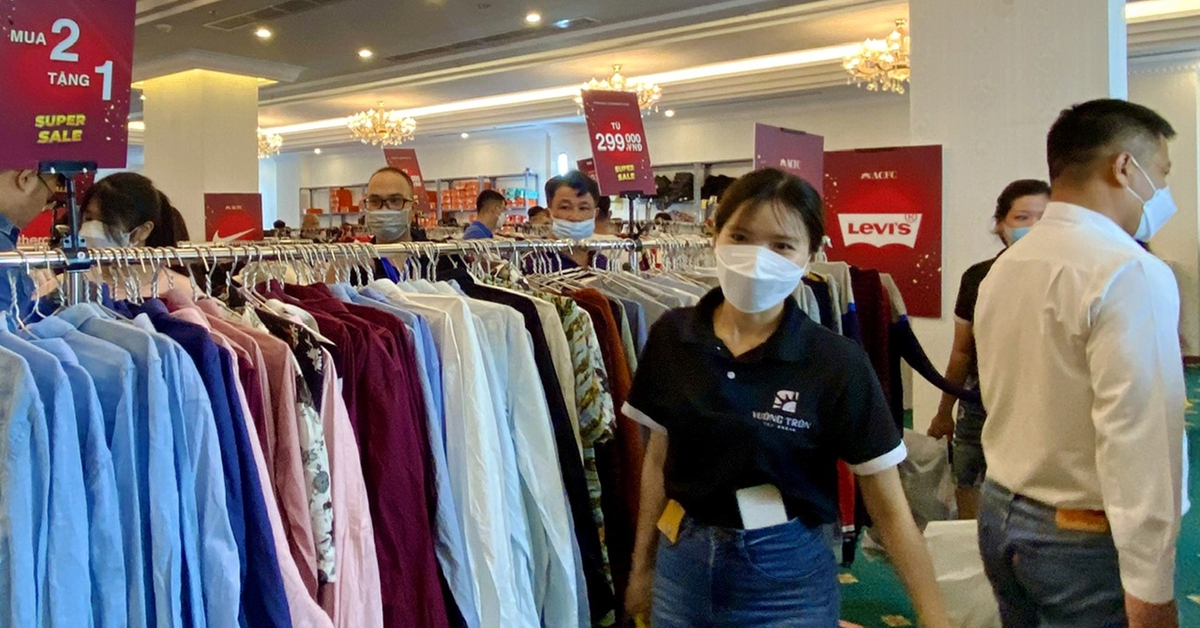 Đồ hiệu giảm giá sâu, loại bỏ doanh nghiệp bán hàng giả