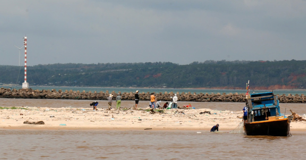 Bơi ở cửa biển Phan Thiết trong lúc mưa dông lớn, 6 thanh niên gặp nạn