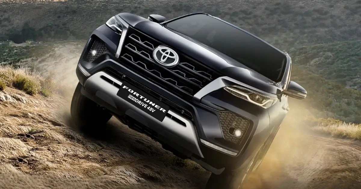 Toyota Fortuner 2025 ra mắt: Máy hybrid 204 mã lực, 7 túi khí, camera 360