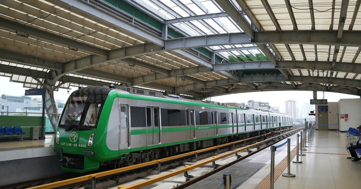 Mái nhà ga metro Cát Linh - Hà Đông bị tốc chậm sửa: Ai phải chịu trách nhiệm?