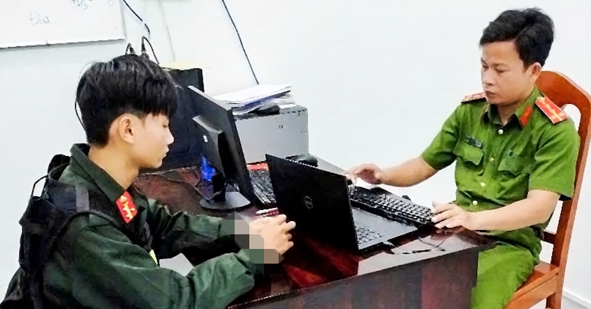 Công an thật tóm gọn ‘cảnh sát cơ động dỏm’ chặn xe người dân Công an thật tóm gọn ‘cảnh sát cơ động dỏm’ chặn xe người dân