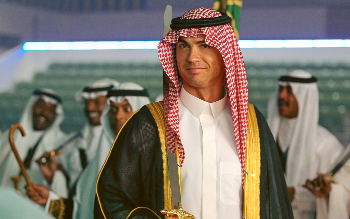 Ronaldo nói gì để bị chỉ trích 'yêu tiền hơn yêu nước'?