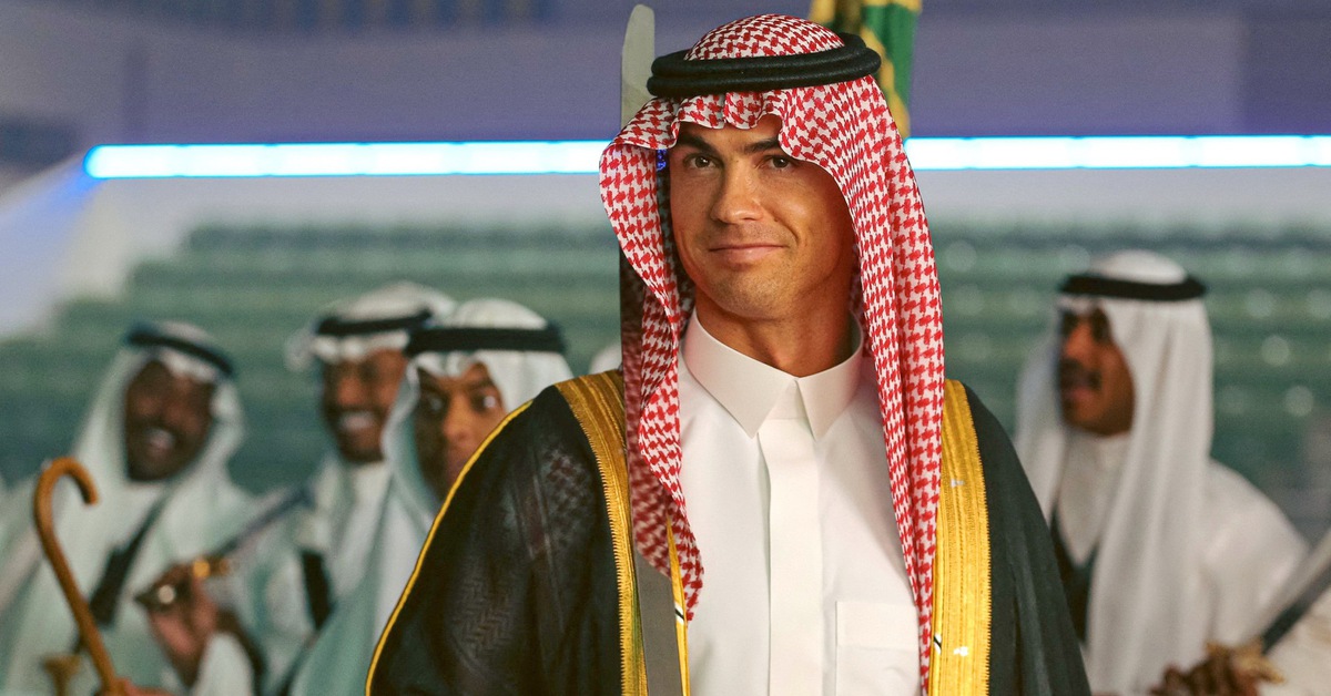 Ronaldo nói gì để bị chỉ trích 'yêu tiền hơn yêu nước'?