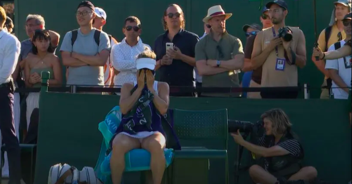 Tay vợt Kazakhstan không kìm được nước mắt khi thua thảm ở Wimbledon 2025
