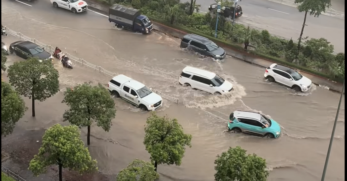 Mưa lớn vào giờ tan tầm, nhiều tuyến phố Hà Nội ngập sâu, ùn tắc